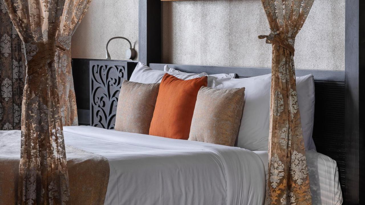 Отель The Panoramic Getaway Муннар Экстерьер фото A bed with cushions