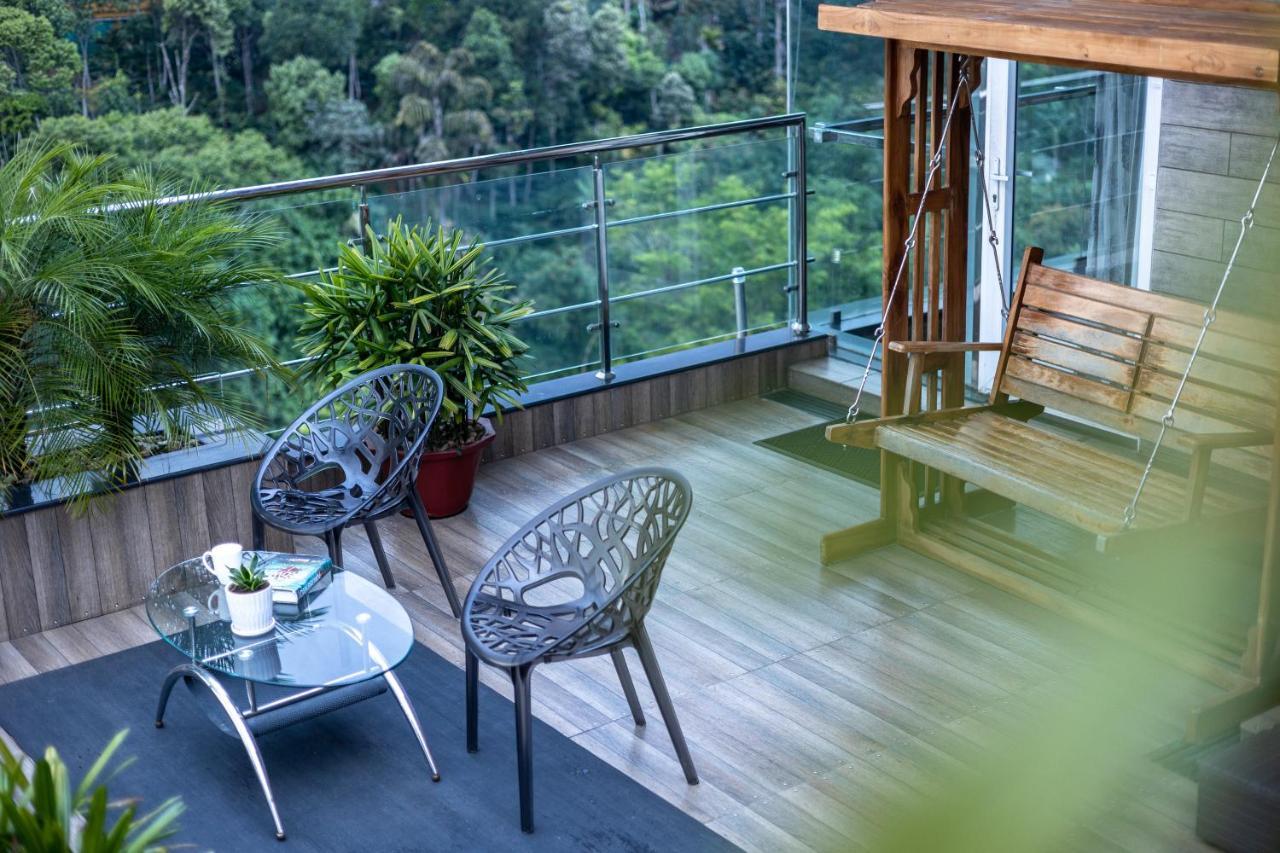 Отель The Panoramic Getaway Муннар Экстерьер фото A balcony