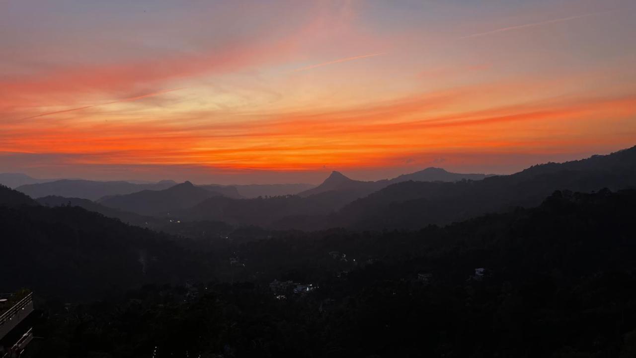 Отель The Panoramic Getaway Муннар Экстерьер фото Sunset over the Santa Monica Mountains