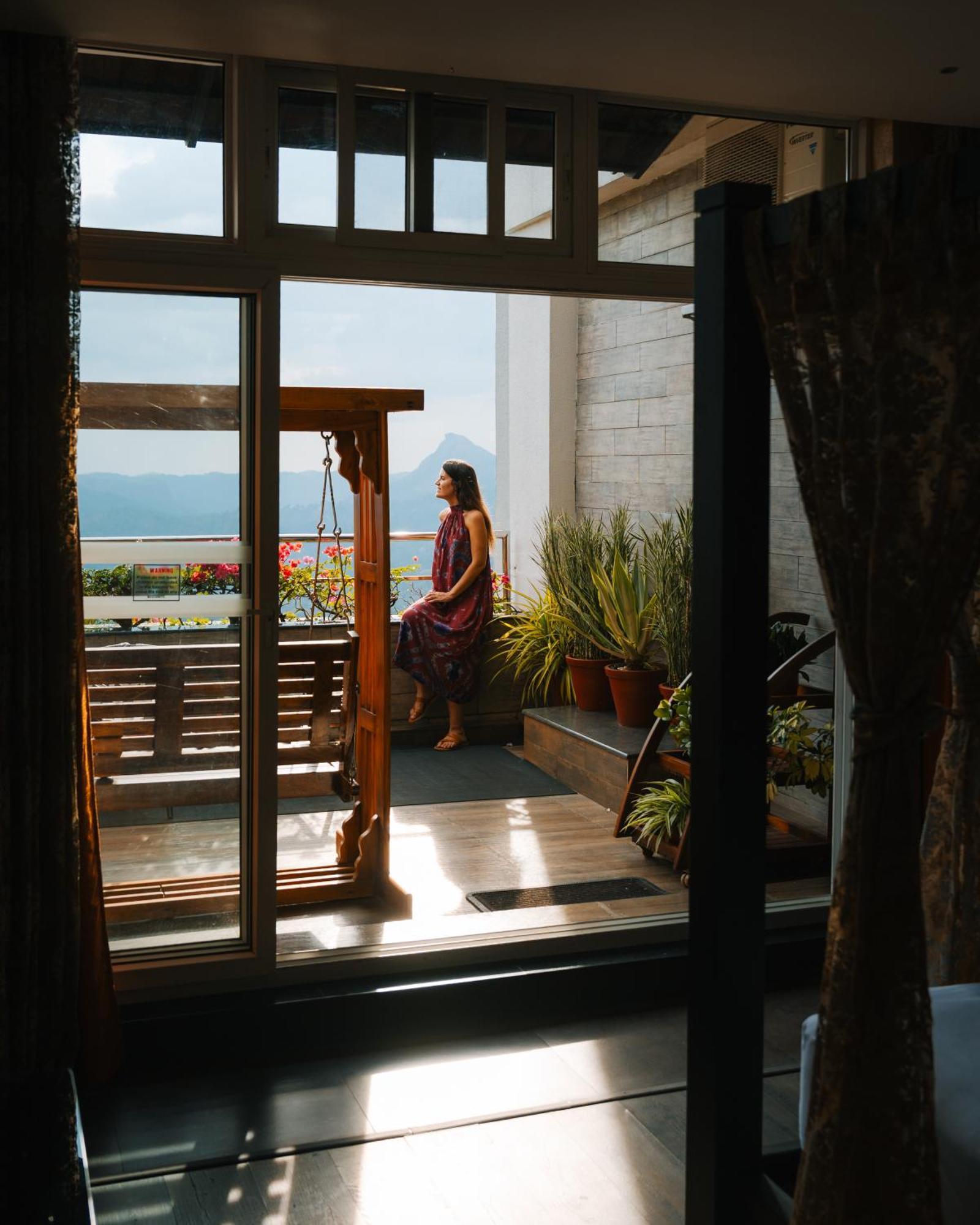 Отель The Panoramic Getaway Муннар Экстерьер фото A woman on a balcony