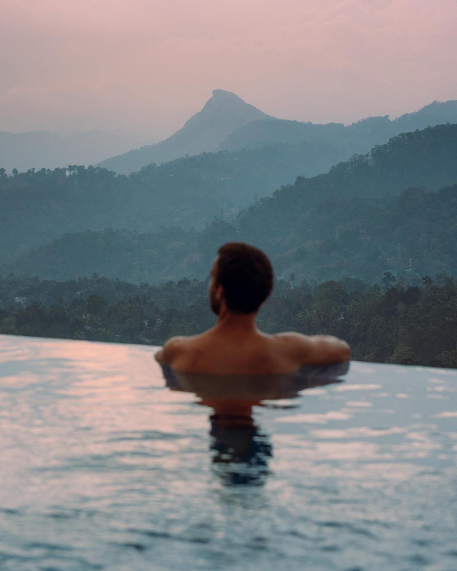 Отель The Panoramic Getaway Муннар Экстерьер фото A man in a swimming pool