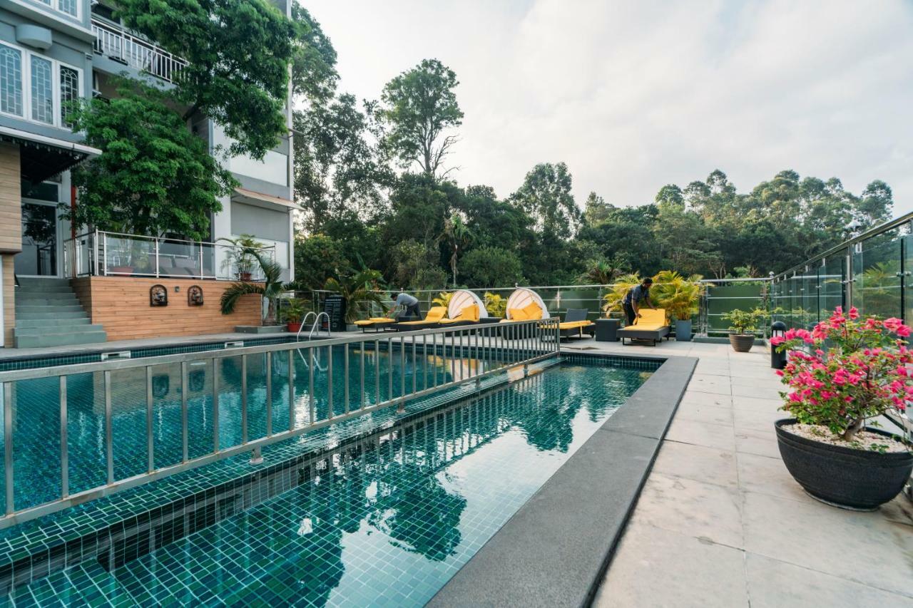 Отель The Panoramic Getaway Муннар Экстерьер фото The swimming pool at the hotel